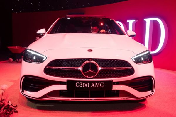 canh tranh Mercedes C300 AMG