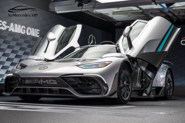 Mercedes AMG Project One canh buom